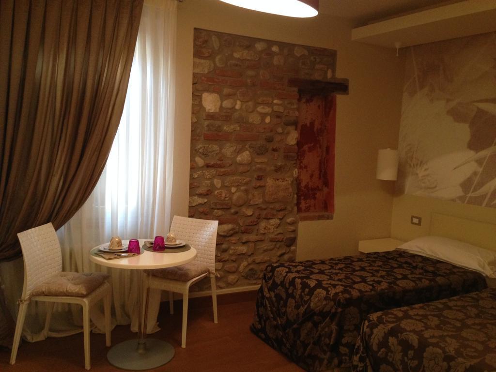 Oreste Suite Lazise Camera foto